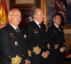 Don Juan Carlos junto al almirante jefe de Estado Mayor de la Armada, almirante general Jaime Muñoz-Delgado y Díaz del Río y el director del Órgano de