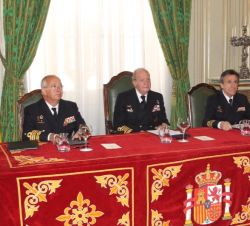 Don Juan Carlos junto al almirante jefe de Estado Mayor de la Armada y el director del Órgano de Historia y Cultura Naval, durante la reunión del Real