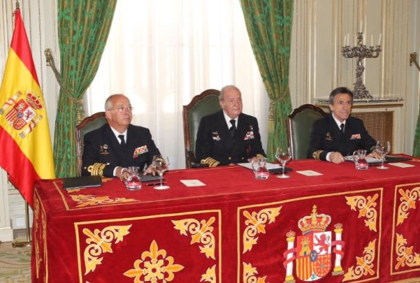 Don Juan Carlos junto al almirante jefe de Estado Mayor de la Armada y el director del Órgano de Historia y Cultura Naval, durante la reunión del Real