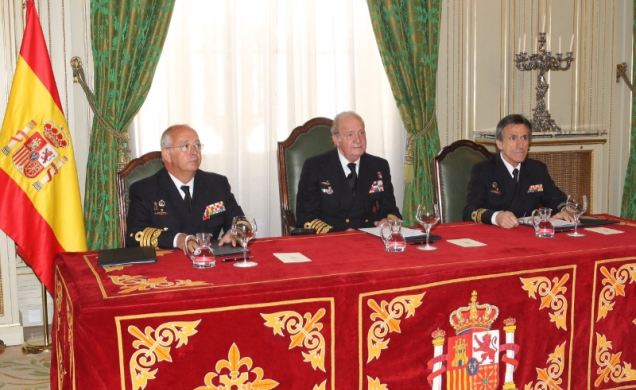 Don Juan Carlos junto al almirante jefe de Estado Mayor de la Armada y el director del Órgano de Historia y Cultura Naval, durante la reunión del Real