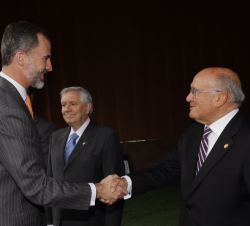 Don Felipe recibe el saludo del presidente del Consejo General de la Abogacía Española, Carlos Carnicer