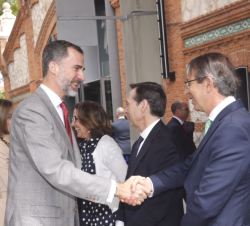 Sus Majestades los Reyes, a su llegada a la Casa del Lector, reciben el saludo de las autoridades asistentes a la XXXII edición de los Premios Interna