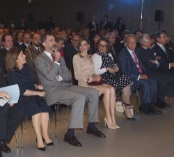 Don Felipe y Doña Letizia dentro del Auditorio al inicio del acto