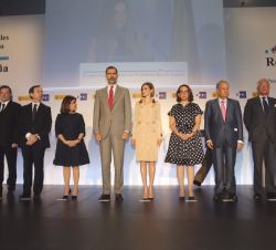 Sus Majestades los Reyes junto a las autoridades asistentes al acto