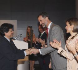Sus Majestades los Reyes entregan el XI Premio Don Quijote de Periodismo otorgado a Fernando Iwasaki