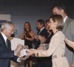 Juan Carlos Iragorri, de Colombia, recibe de manos de Don Felipe y Doña Letizia, el XXXII Premio Internacional de Periodismo Rey de España, en la cate