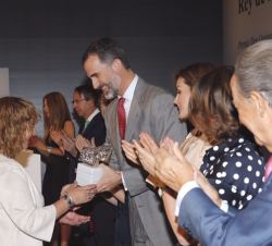Los Reyes entregan el XXXII Premio Internacional de Periodismo Rey de España en la categoría de Radio a Margarita Esparza, de España