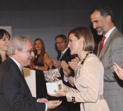 José Fernando López y María Arce recogen de manos de Sus Majestades los Reyes el galardón XXXII Premio Internacional de Periodismo Rey de España, en l