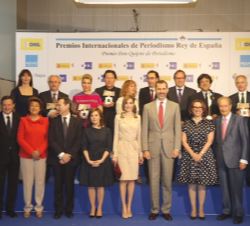 Fotografia de grupo de Sus Majestades los Reyes con las autoridades y los galardonados