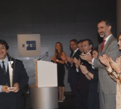 Fernando Iwasaki trras recibir el premio de manos de Sus Majestades los Reyes