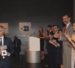 El galardonado, Juan Carlos Iragorri, después de recibir el premio