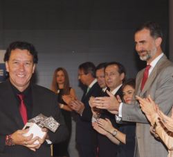 El Premiado Roberto Navia, tras recibir el galardón