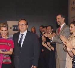 Los premiados Nuria Mejías y José Luis Fernández Cabeza, del equipo de TVE para el programa "Informe Semanal"