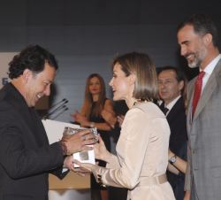 Los Reyes entregan el XXXII Premio Internacional de Periodismo Rey de España en la categoría de prensa a Roberto Navia, de Bolivia