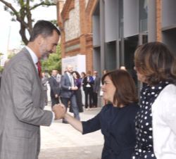 Su Majestad el Rey recibe el saludo de la vicepresidenta del Gobierno y ministra de la Presidencia, Soraya Saénz de Santamaría
