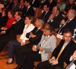 Su Majetsad la Reina en primera fila de asientos durante la intervención del secretario general de Cruz Roja Española