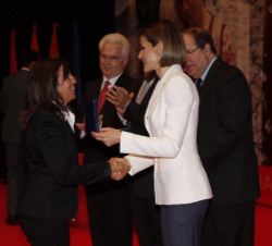 Doña Letizia entrega la Medalla de Oro a Marisol Esteban, presidenta de la Federación de Asociaciones para la Promoción de la Infancia y la Juventud