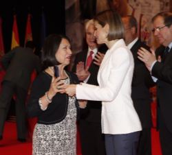 Doña Letizia entrega la Medalla de Oro a María del Carmen Barranco, presidenta de la Asociación Mental de Ceuta (ACEFEP)