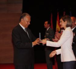 Doña Letizia entrega la Medalla de Oro a Manuel Fernández Alonso, presidente de la Fundación ASPRONA de Valladolid
