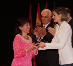 Doña Letizia entrega la Medalla de Oro a María Auxiliadora Delgado, presidenta de la Confederación de Centros de Desarrollo Rural (COCEDER)