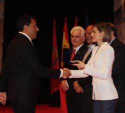 Doña Letizia entrega la Medalla de Oro a Luis Antonio Ruiz, presidente y consejero delegado de Jaguar Land Rover