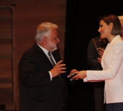 Doña Letizia entrega la Medalla de Oro a Josep Planell, rector de la Universidad Oberta de Catalunya