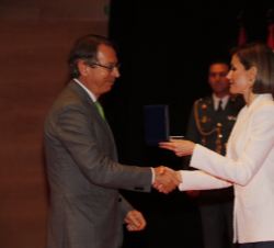 Doña Letizia entrega la Medalla de Oro a José Antonio Vera, presidente de la Agencia EFE