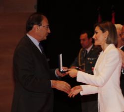 Doña Letizia entrega la Medalla de Oro a Emilio Lamo de Espinosa, presidente del Real Instituto Elcano