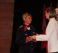Doña Letizia entrega la Medalla de Oro a Gudrum Augenstein de Cruz Roja Alemana por la atención a las víctimas del accidente aéreo de la compañia Germ