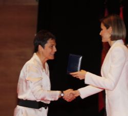 Doña Letizia entrega la Medalla de Oro a Lourdes Carrascón de Cruz Roja Española por la atención a las víctimas del accidente aéreo de la compañia Ger