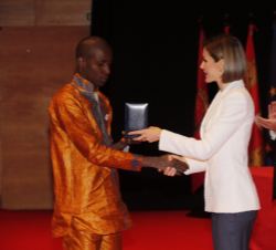 Doña Letizia entrega la Medalla de Oro a Amadou Sadio de Cruz Roja Guineana por la respuesta a la epidemia de ébola en África Occidental