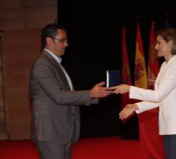 Doña Letizia entrega la Medalla de Oro a Kevin García de Cruz Roja Española por la respuesta a la epidemia de ébola en África Occidental