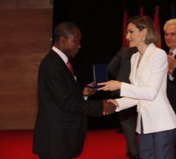 Doña Letizia entrega la Medalla de Oro a Daniel Fallah Kamara de Cruz Roja de Sierra Leona por la respuesta a la epidemia de ébola en África Occidenta