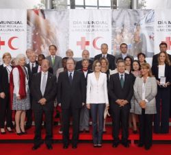 Fotografía de grupo de Su Majestad la Reina con las autoridades asistentes y los galardonados