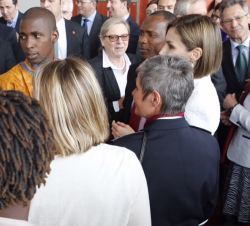 Su Majestad la Reina tras la entrega de los galardones conversa con los premiados