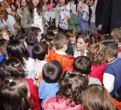 Su Majestad la Reina coversa con unos niños que la saludaron a la salida del Auditorio