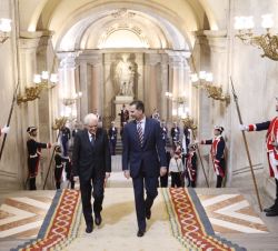 Su Majestad el Rey junto al Presidente italiano, Sergio Mattarella, a su llegada a Palacio Real