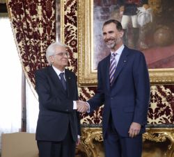 Don Felipe recibe el saludo del Presidente de la República Italiana, Sergio Mattarella