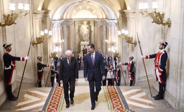 Su Majestad el Rey junto al Presidente italiano, Sergio Mattarella, a su llegada a Palacio Real
