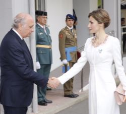 Su Majestad la Reina recibe el saludo del ministro del Interior, Jorge Fernández Díaz