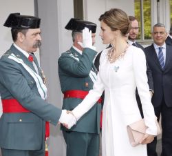 Doña Letizia saluda al general jefe de la 11ª Zona de la Guardia Civil, Miguel Castro Manterola