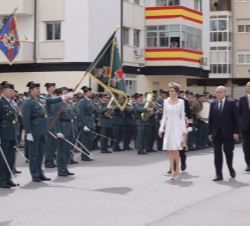 Su Majestad la Reina pasa revista a una Compañía de Honores