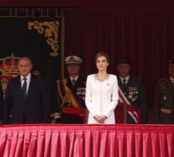 Su Majestad la Reina en la Tribuna Real durante la lectura de la Orden Ministerial por la que se concede el uso de la Enseña Nacional en su modalidad 