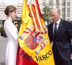 Doña Letizia recibe la Enseña Nacional de manos del delegado del Gobierno en la Comunidad Autónoma del País Vasco, Carlos de Urquijo