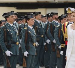 Doña Letizia pasa revista a la Unidad de Honores