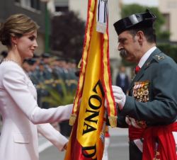 Su Majestad la Reina hace entrega de la bandera al general jefe de la 11ª Zona de la Guardia Civil, Comunidad Autónoma del País Vasco