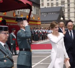 Su Majestad la Reina, acompañada por el ministro del Interior, al finalizar el acto