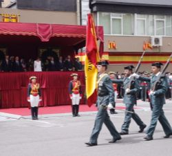 Su Majestad la Reina en la Tribuna Real al paso de la Bandera durante el desfile