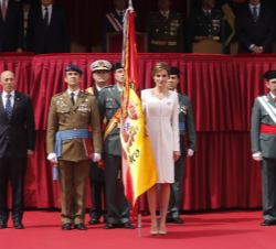 Su Majestad la Reina, con la Enseña Nacional entregada a la 11ª Zona de la Guardia Civil, Comunidad Autónoma del País Vasco 