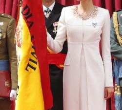 Su Majestad la Reina, con la Enseña Nacional entregada a la 11ª Zona de la Guardia Civil, Comunidad Autónoma del País Vasco